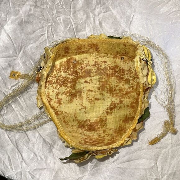 Vintage 50s/60s Yellow Floral Hat with netting that ties under chin - Picture 6 of 7